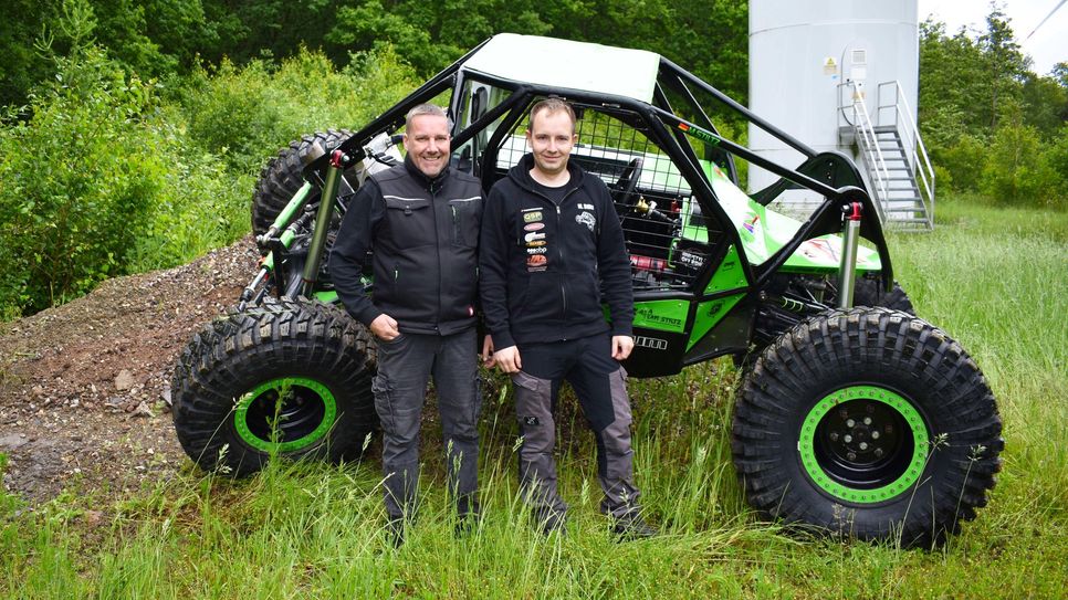 Manuel Stiltz mit seinem Geländewagen. Ihm zur Seite steht immer Vater Ingo, der sich freut, dass beide durch die gemeinsame Leidenschaft viel Zeit miteinander verbringen.