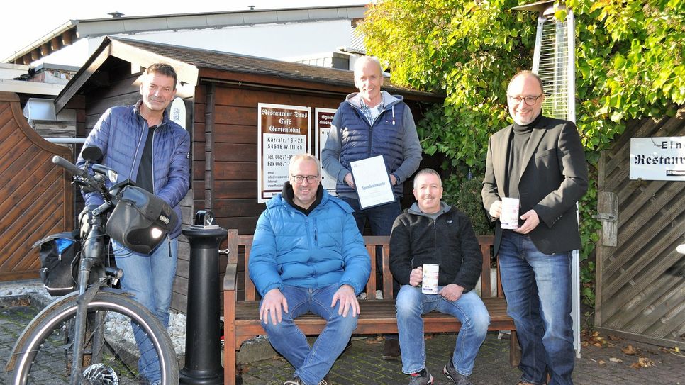 Grund zur Freude (v.l.): Eddy Linden, Stephan von St. Vith, Thomas Thieltges, Horst Hower (alle Benefizradler) und Frank Zwanziger (Lotto-Stiftung).