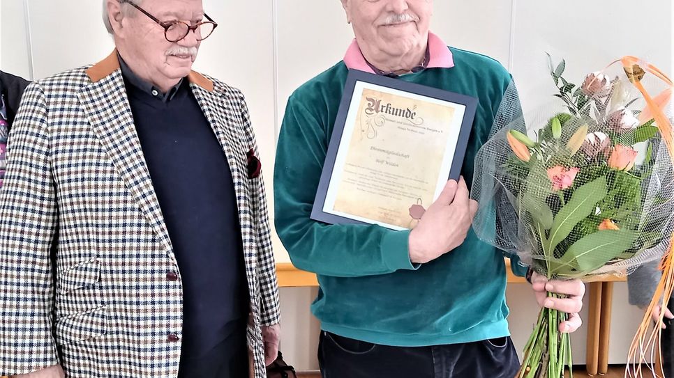 Vorsitzender Werner Cosler (l.) verlieh Rolf Wilden (r.) die Ehren-Urkunde des Heimat- und Geschichtsvereins Roetgen. Foto: Günther Sander