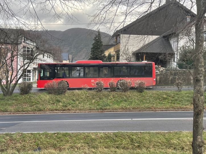 Viele Busse können wegen des Hochwassers nicht fahren.