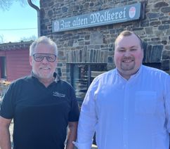 Der neue Pächter der »Alten Molkerei« in Höfen, Tom Bäumler (r.), und sein Vorgänger und ehemaliger Chef Lutz Schell freuen sich auf den Neustart am Nationalparktor. Dabei setzt der Hotelfachmann auf eine Mischung aus gut bürgerlichem Restaurant und Kneipenflair.