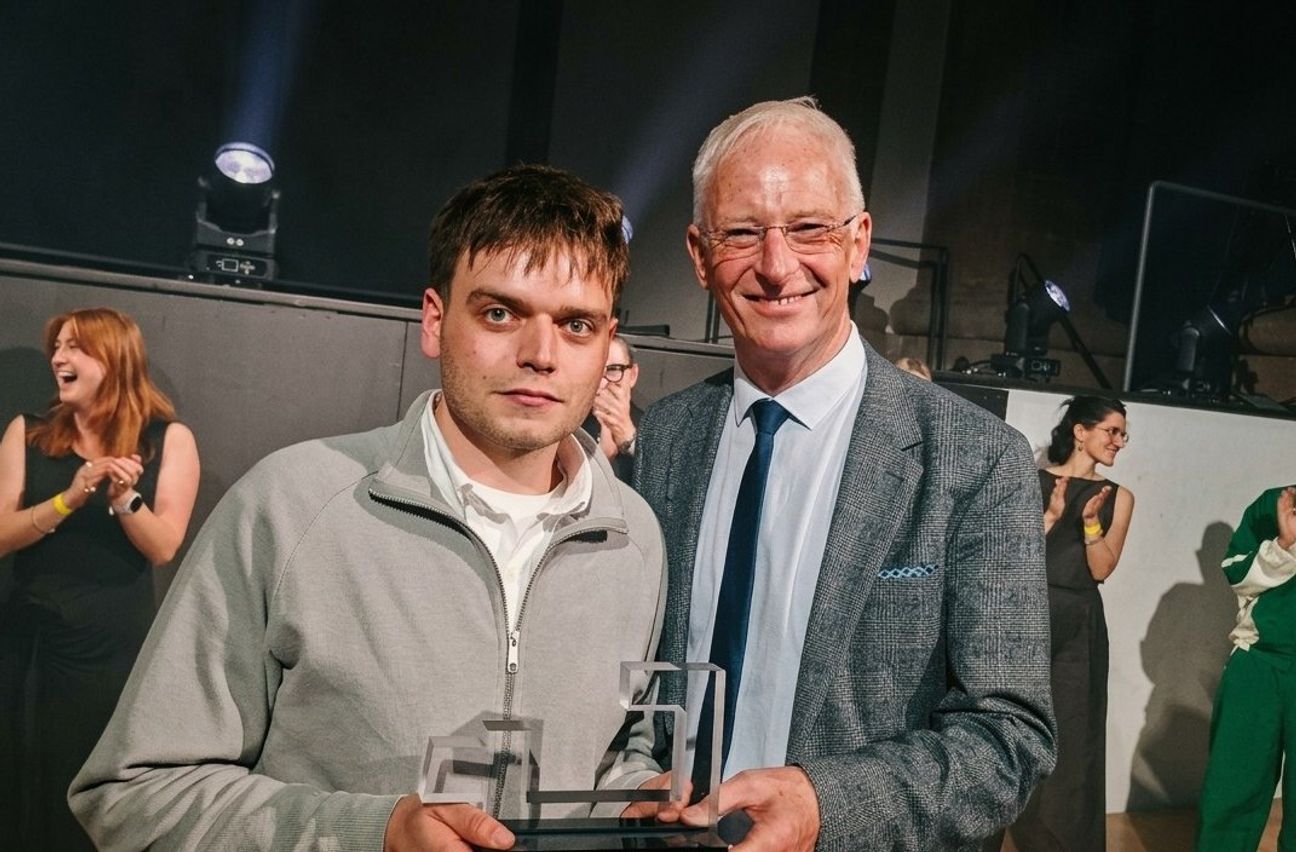 Modepreis-Gewinner Christian Kürsten (links) und Triers Oberbürgermeister Wolfram Leibe bei der feierlichen Preisübergabe.