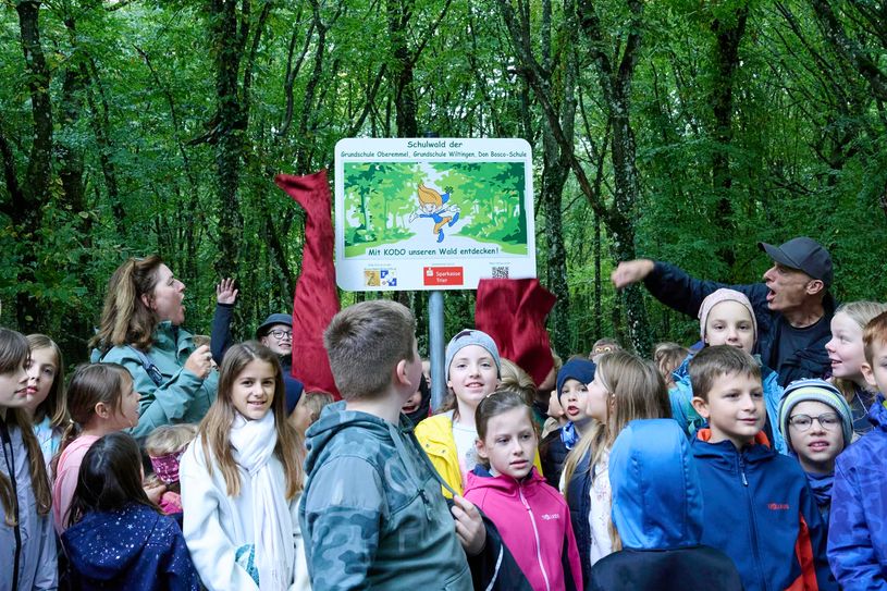 Die Kinder freuen sich über den "neuen" Schulwald in Oberemmel.