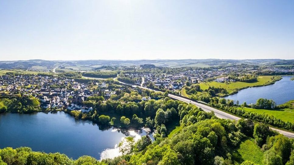 Noch trennt die Autobahn das jüngste und das älteste Maar der Eifel. Der Stollen verbindet zukünftig das Ulmener Maar (links) mit dem Jungferweiher.