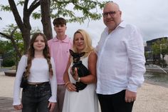 Familie ist sein höchstes Gut: Peter Schömer mit Ehefrau Stefanie und den Kindern Benedikt (14) und Amelie (13) am Wasserband vor dem "telenetwork"-Unternehmen auf dem Petrisberg.