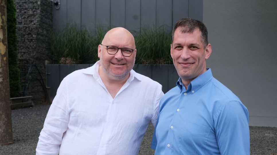 Peter Schömer (links) mit Achim Marx (rechts), Mitarbeiter der ersten Stunde und seit diesem Jahr im Vorstand der "telenetwork".