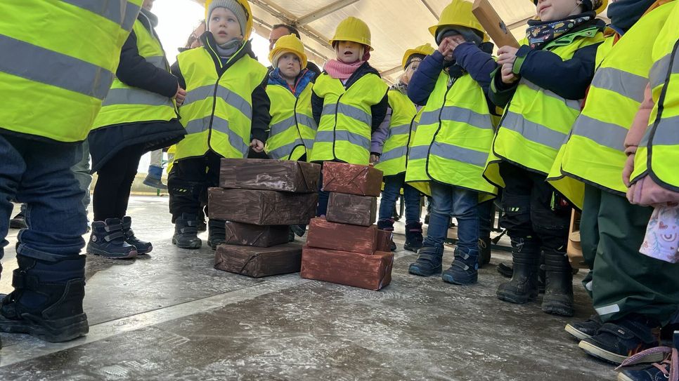 Viele kleine Baumeister waren mit dabei.