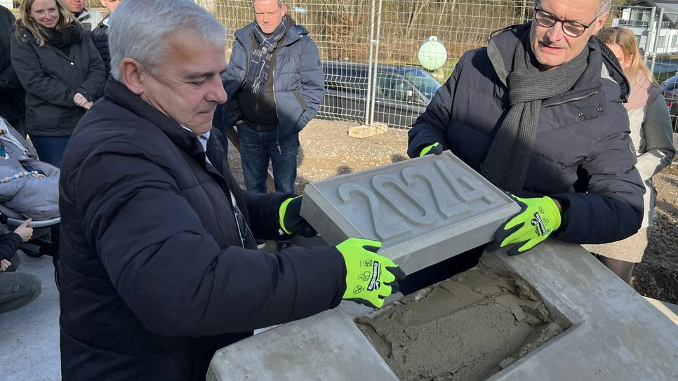 Der Schmidtheimer Ortsbürgermeister Hans-Josef Bohnen und der Dahlemer Bürgermeister Jan Lembach setzten den Grundstein für die neue Kindertagsstätte in Schmidtheim.