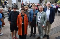 V.l.: Wolfgang Stemann (Pro-Winzkino), Schauspielerin Anke Sevenich, die künstlerische Leiterin Sabine Schultz, Programmkurator Janis Kuhnert, Stadtbürgermeister Dr. Andreas Nikolay und Kultur-Staatssekretär Prof. Dr. Jürgen Hardeck.