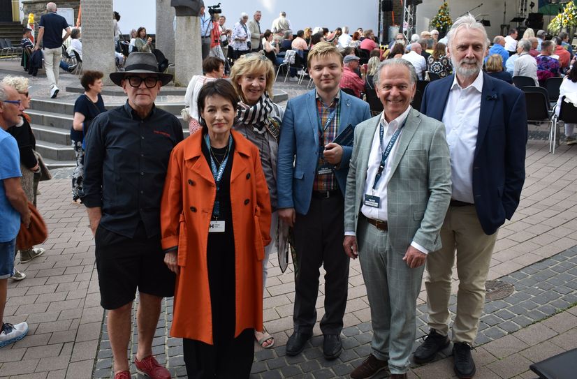 V.l.: Wolfgang Stemann (Pro-Winzkino), Schauspielerin Anke Sevenich, die künstlerische Leiterin Sabine Schultz, Programmkurator Janis Kuhnert, Stadtbürgermeister Dr. Andreas Nikolay und Kultur-Staatssekretär Prof. Dr. Jürgen Hardeck.