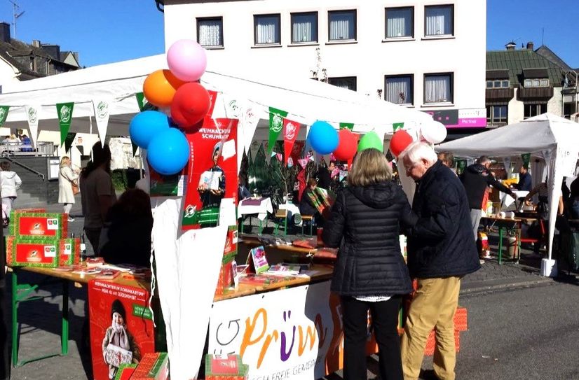 Der Infostand "Weihnachten im Schuhkarton" am Hahnplatz in Prüm informiert am Mantelsonntag über die Aktion und lädt zum Mitmachen ein.