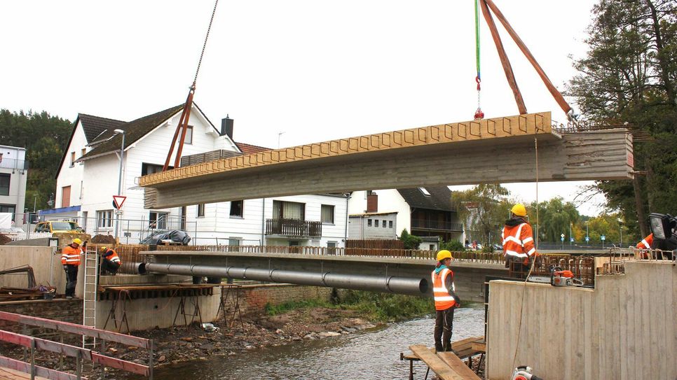 Knapp 30 Tonnen wiegt jedes der drei Betonelemente, aus denen die neue Brücke zusammengesetzt wird.