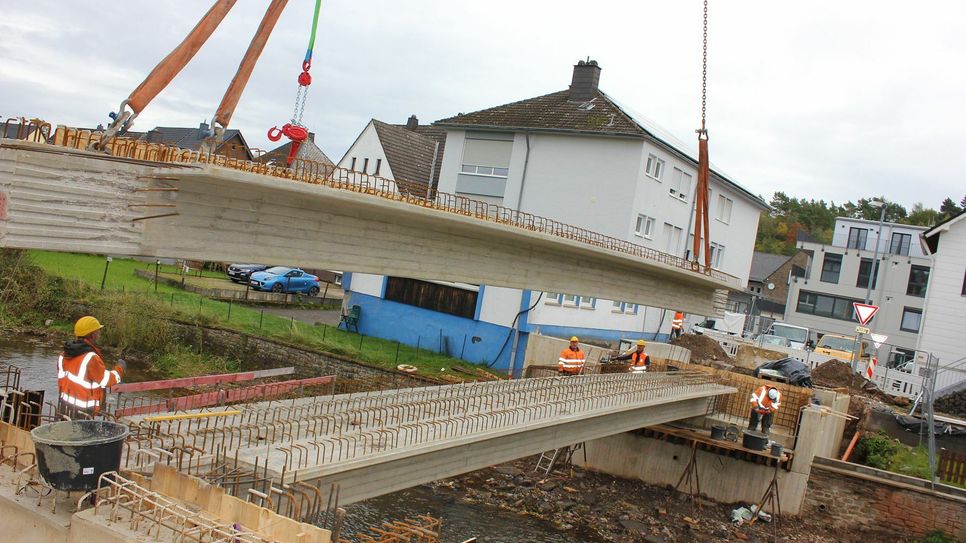 Die Betonelemente wurden mit großer Sorgfalt in die dafür vorbereiteten Bereiche an den Widerlagern eingesetzt.