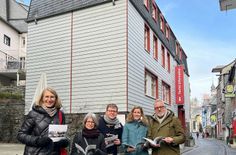 Dr. Andrea Puffke, Dr. Elke Janßen-Schnabel und Dr. Jascha Braun vom LVR-Amt für Denkmalpflege, aber auch Monschaus Bürgermeisterin Dr. Carmen Krämer und Architekt Peter Kutsch bewerten das Gebäude der Monschaue Touristik als gelungenes Beispiel, wie sich Neubauten in Denmalbestand unauffällig einfügen.