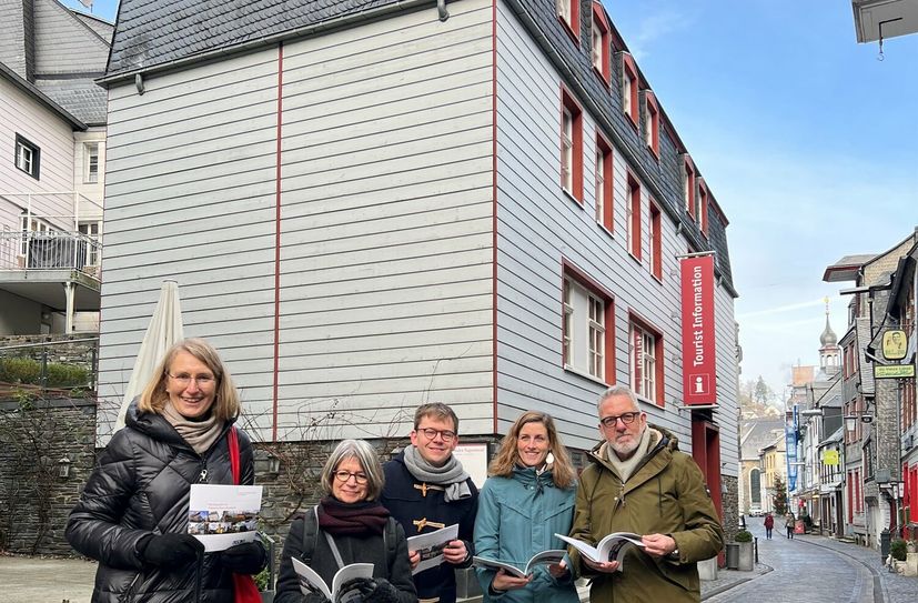 Dr. Andrea Puffke, Dr. Elke Janßen-Schnabel und Dr. Jascha Braun vom LVR-Amt für Denkmalpflege, aber auch Monschaus Bürgermeisterin Dr. Carmen Krämer und Architekt Peter Kutsch bewerten das Gebäude der Monschaue Touristik als gelungenes Beispiel, wie sich Neubauten in Denmalbestand unauffällig einfügen.