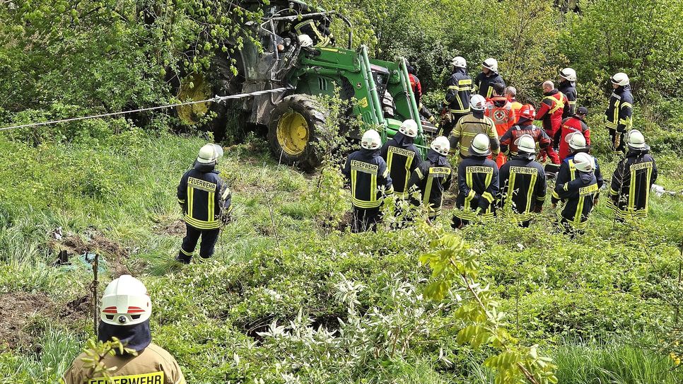 50 Meter rutschte dieser Traktor eine Böschung hinab.