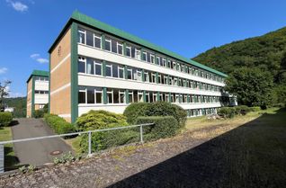 Um den Hitzeschutz auf der Gebäudesüdseite der Ida-Purper-Realschule plus in Idar-Oberstein zu verbessern, wird der Kreis die dort bislang unverschatteten Räume mit einer Raffstoreanlage ausstatten. Für diese Investition hat der Kreistag in seiner jüngsten Sitzung den entsprechenden Auftrag vergeben.