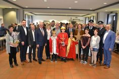 Gruppenbild mit den Heiligen Drei Königen: Die Sternsinger durften beim Neujahrsempfang der Stadt Kaisersesch nicht fehlen.