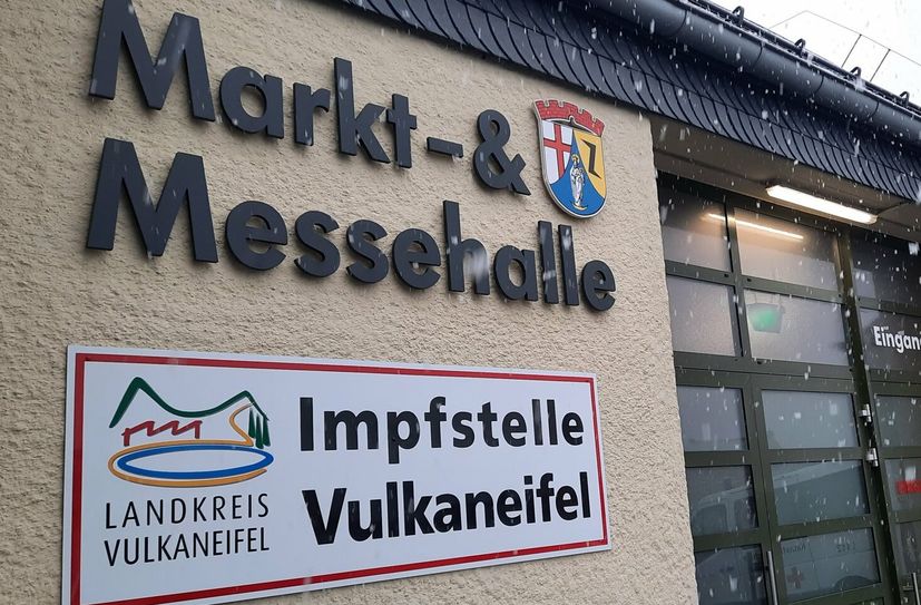 Die Impfstelle Vulkaneifel in der Markt- und Messehalle Hillesheim öffnet wieder.