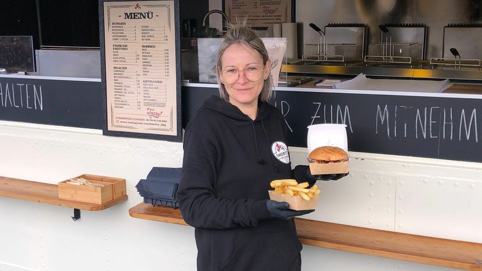 Claudia Nießen und ihr Mann René bieten »Shorty´s Snacks« aus dem Imbisswagen auf den Parkplätzen von Mobau Thelen und dem »Baumarkt an der Linde« an. Foto: T. Förster