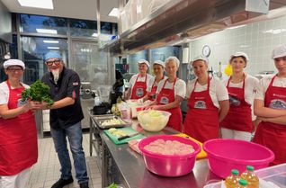 Sternekoch Stefan Marquard (2.v.l.) zeigt dem Küchenteam der Astrid-Lindgren Schule in Prüm, wie man nachhaltig kocht.