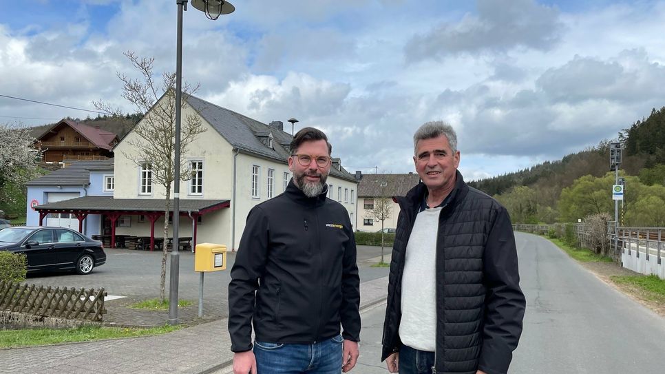 Gemeinsames Engagement für eine nachhaltige Zukunft: Westenergie-Kommunalmanager Christian
Nathem (l.) und Ortsbürgermeister Rudolf Höser begutachten die neue Straßenbeleuchtung in St.
Thomas.