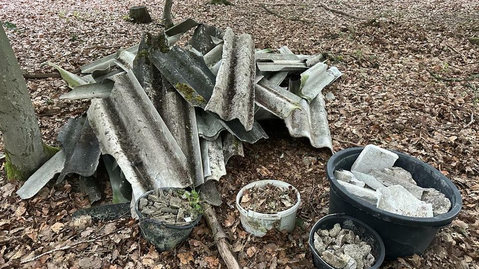 Zwischen dem 9. und 10. Juli wurden in einem Waldstück nahe des „Gut Hospelt“ illegal Faserzementplatten abgelagert.