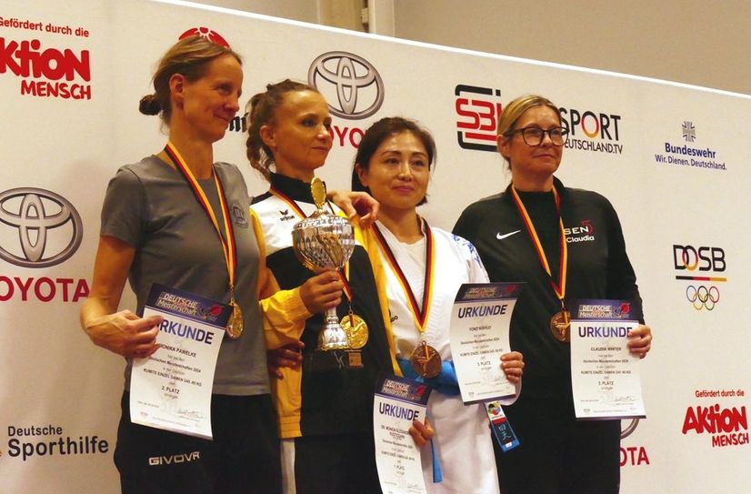 Köln: (v.l.) Silber: Monika Pawelke (Karateclub Wittlich), Gold: Dr. Monica Alexandrina Rustecianu (Post SV Bamberg), Bronze: Yoko Nishijo (Budokan Bochum) und Claudia Winter (Sen5 Mayen).