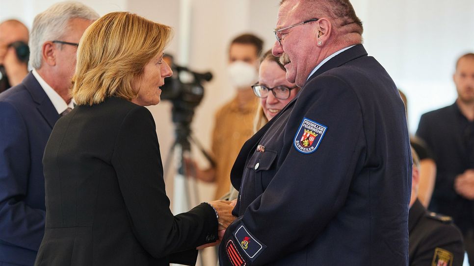 Malu Dreyer überreichte das Feuerwehr-Ehrenkreuz für Katharina Kraatz an Mutter Frauke und Vater Udo Kraatz. Foto:  Staatskanzlei RLP/Jonas Werner