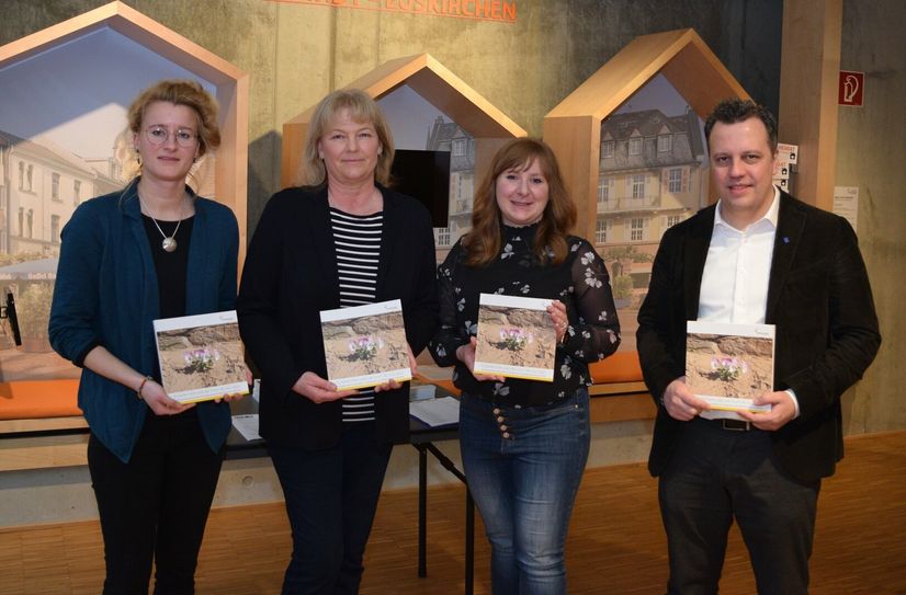 Giulia Fanton (LVR, v.li.), Dr. Heike Lützenkirchen (Leiterin Stadtmuseum Euskirchen), Sabine Dünnwald (Leiterin Stadtarchiv Euskirchen) und Bürgermeister Sacha Reichelt präsentierten den Bildband.