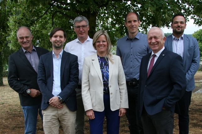 Der scheidende IRT-Geschäftsführer Kevin Gläser (vorne links) mit dem IRT-Vorstand und dem neuen Geschäftsführer (von links): Dr. Thomas Simon, Dr. Jan Glockauer, Vorsitzender Julia Gieseking, Dr. Thilo Becker, Stefan Rommelfanger und Aloysius Söhngen (vorne rechts).