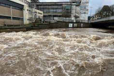 Die Olef in Schleiden führt derzeit viel Wasser. Allerdings fällt der Pegel langsam wieder.