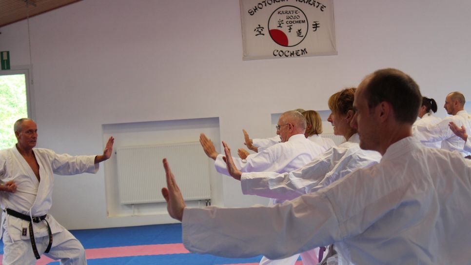 Vor dem Training des Karate-Dojo Cochem unter der Leitung von Klaus Bleser aus Lieg wird dem sportlichen Gegner Respekt gezollt.