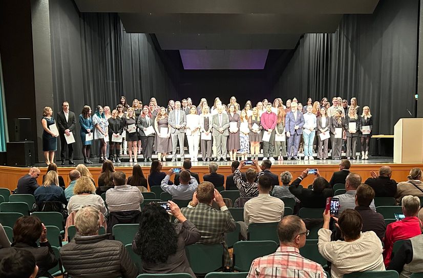 Gruppenfoto der Absolventinnen und Absolventen mit Justizminister Herbert Mertin, dem Präsidenten des Pfälzischen Oberlandesgerichts Zweibrücken Bernhard Thurn und dem Präsidenten des Oberlandesgerichts Koblenz Thomas Henrichs