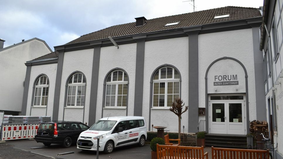 Graue Wolken hängen über dem "Forum Altes Zunfthaus". Der Veranstaltungssaal soll bald abgerissen werden. Geplant ist an dieser Stelle nun der Bau von vier Reihenhäusern. Foto: Mager