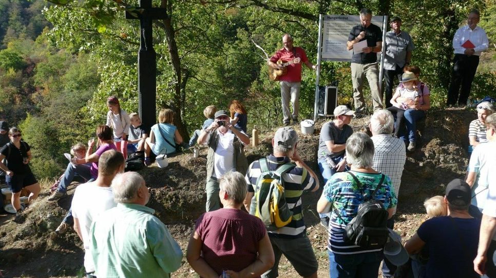 Die Besucher der Einsegnungsfeier erhielten unter anderem Erläuterungen zu den historischen Hintergründen, die zur Errichtung des Hungerkreuzes geführt haben.