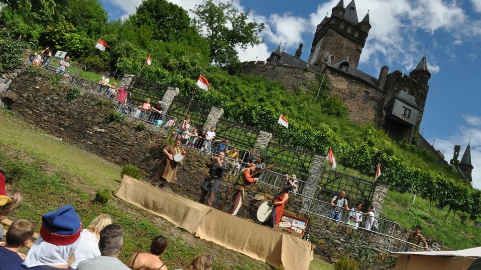 Ein Bild aus besseren Tagen: Die Reichsburg in Cochem als Besuchermagnet. Im Moment ist die touristische Frequenz sehr "übersichtlich". Archiv-Foto