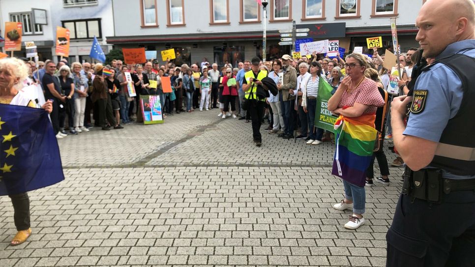 Als draußen gut 120 Menschen friedlich demonstrierten, wurde im Dauner Forum die prominente AfD-Politikerin mit Hundefäkalien beschmiert.                        Foto: lys