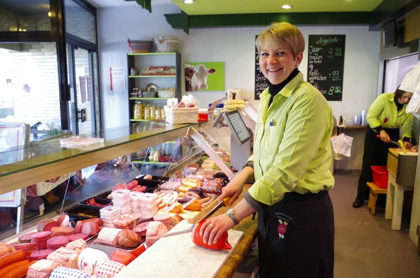 Die Arbeit direkt hinter ihrer Theke in Kempenich macht Obermeisterin Dagmar Groß-Mauer ebenso viel Spaß wie die Umsetzung neuer Ideen. Foto: Mager