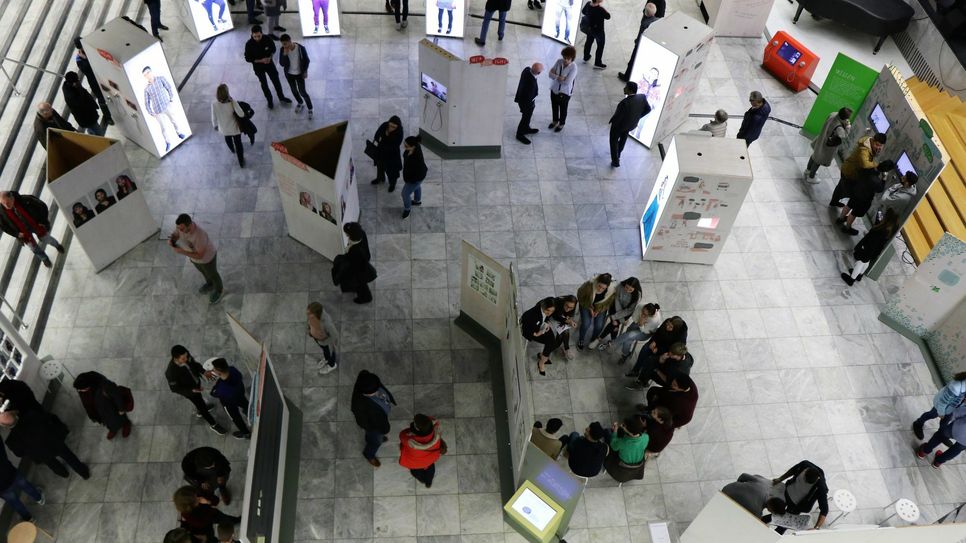 Die Wanderausstellung „Was glaubst du denn?!" am Eifel-Gymnasium soll den Austausch mit Muslimen fördern. Foto: I. Flohr