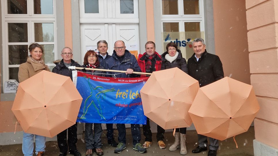 An der Aktion zum Internationalen Tag zur Beseitigung von Gewalt gegen Frauen und Mädchen in Birkenfeld beteiligten sich (von links): Melanie Becker-Haßdenteufel, Wolfgang Veeck, Andrea Kathary, Roland Praetorius, Otmar Glöckner, Hans Walter Spindler, Ulrike Simon und Landrat Miroslaw Kowalski. Foto: Kreisverwaltung Birkenfeld/Karsten Schultheiß