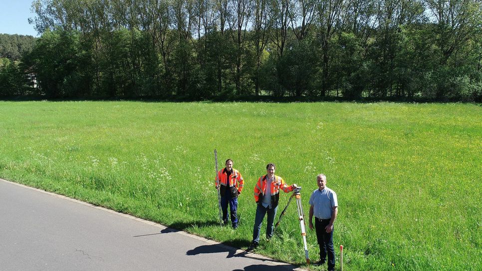 Die Grünfläche liegt hinter dem Ortsausgang Kall in direkter Nähe von Aktiv-Park und Grundschule. Sie bietet genügend Platz für Mountainbike-Trail, Bauwagen für die Jugendlichen und Ausgleichsflächen. Bild: Tameer Gunnar Eden/Eifeler Presse Agentur/epa