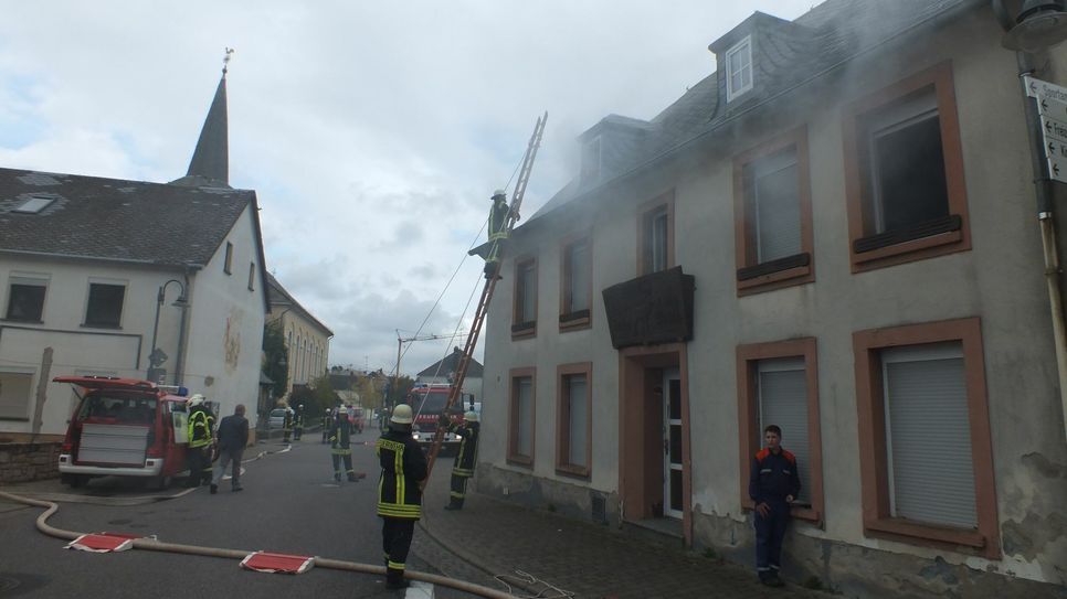 Die große Jahresabschlussübung der Feuerwehren der Verbandsgemeinde (VG) Kell am See hat am Samstag in Schillingen stattgefunden. Mehr als 115 Einsatzkräfte nahmen daran teil. Fotos/Video: Agentur Siko