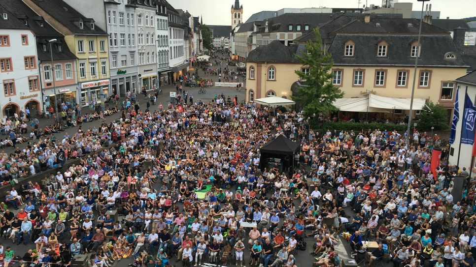 Das kostenlose Picknick-Konzert »Klassik ante Porta« mit dem Philharmonischen Orchester der Stadt Trier und Sängern des Musiktheater-Ensembles hat sich zu einem Besucher-Magnet entwickelt. Es findet auch dieses Jahr wieder statt: am Sonntag, 23. Juni, 20 Uhr Foto: ttm