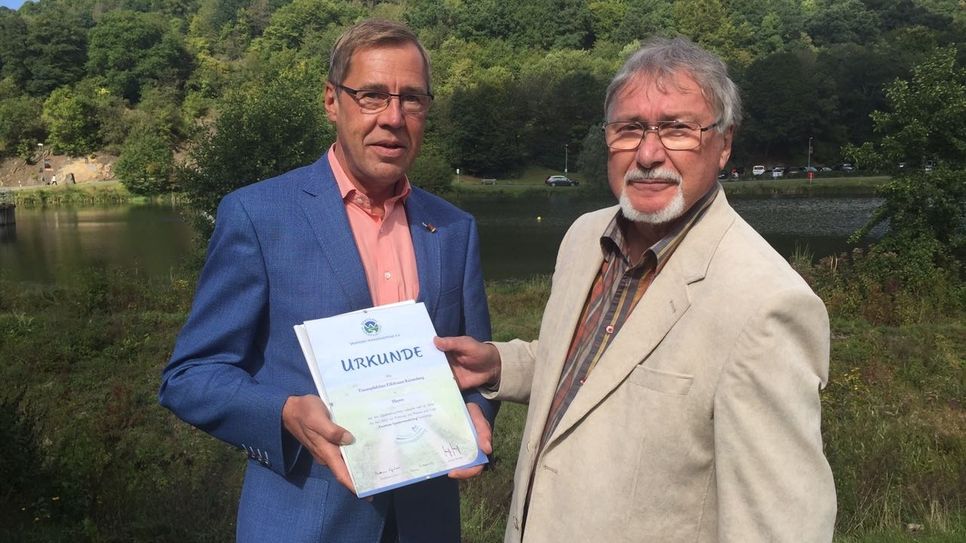 Matthias Gruber vom Deutschen Wanderinstitut (rechts) überreichte Heiner Thelen, Bereichsleiter Stadtmarketing, Kultur und Tourismus bei der Stadt Mayen, die Urkunde zur Auszeichnung des "Eifeltraums".