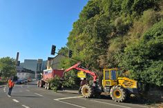 Im Wechsel wurde der Verkehr durch Bauhof- und LBM-Mitarbeiter um die Forstmaßnahmen herum geführt, immer wieder gab es leider lautstarke Auseinandersetzungen.