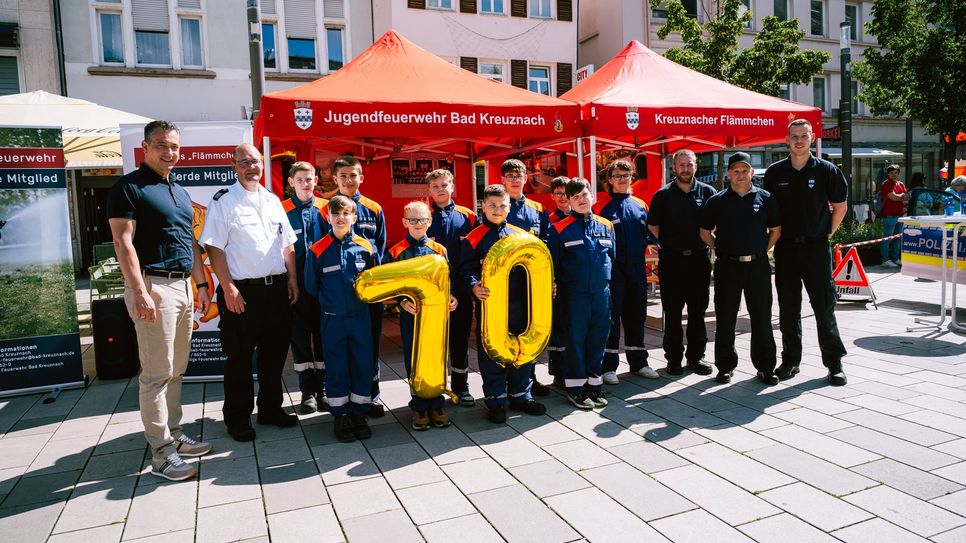 Im Rahmen des Sicherheitstages wurde auch das 70-jährige Bestehen der Bad Kreuznacher Jugendfeuerwehr gefeiert - auch OB Emanuel Letz gratulierte.