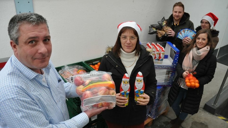 Das Team des WochenSpiegel ist für das Füllen der Nikolaus-Stiefel "gewappnet".