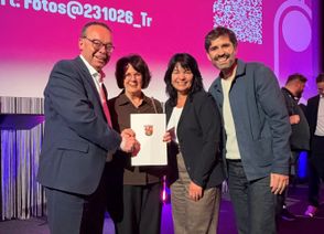 v.l.: Das Ehepaar Stoffels, die Beigeordnete der Verbandsgemeinde Prüm
Gudrun Breuer und Kulturminister Sven Teuber bei der Verleihung des Kinoprogrammpreises des Landes Rheinland-Pfalz.