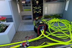 Nach einem Kellerbrand evakuierte die Feuerwehr 42 Bewohner eines Mehrfamilienhauses in der Waldalgesheimer Straße. Vier Personen wurden leicht verletzt.